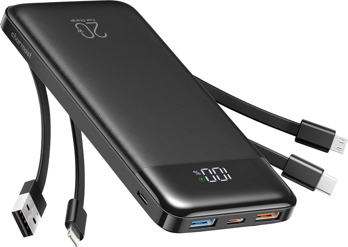 Tragbare Powerbank mit integrierten Kabeln und USB-Anschlüssen, die eine digitale Anzeige des Batterieladestands und mehrere Ladestecker zeigt.