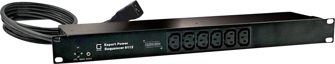 Rackmount-Stromverteiler mit sechs vorderen Ausgängen und einem Spiralstromkabel, dargestellt auf weißem Hintergrund.