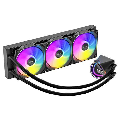 Drei RGB-PC-Kühlventilatoren auf einem Radiator montiert mit angebrachter Flüssigkeitskühlpumpe und Schläuchen.