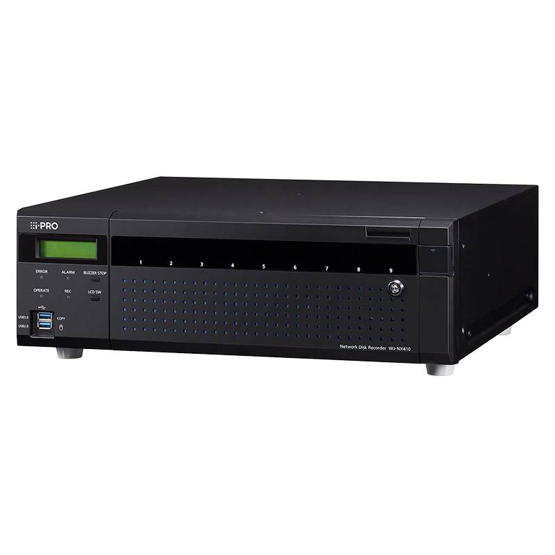 Schwarzer i-PRO Netzwerk-Festplattenrecorder mit vorderen Statusanzeigen, nummerierten Festplattenschächten und USB-Anschlüssen auf der linken Seite