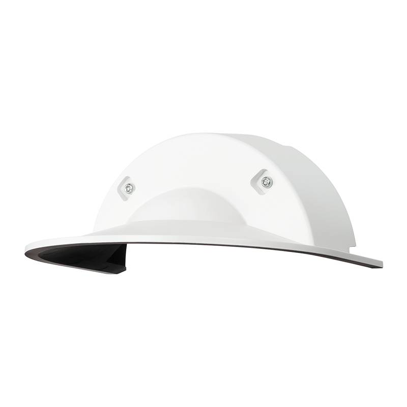 Weißer Schutzhelm mit angebrachtem schwarzem Visier, auf weißem Hintergrund dargestellt.