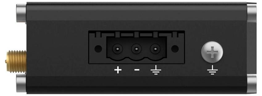 Großaufnahme eines schwarzen elektrischen Steckermoduls mit Drei-Pol-Buchse und Erdungsschraube, beschriftet mit „+