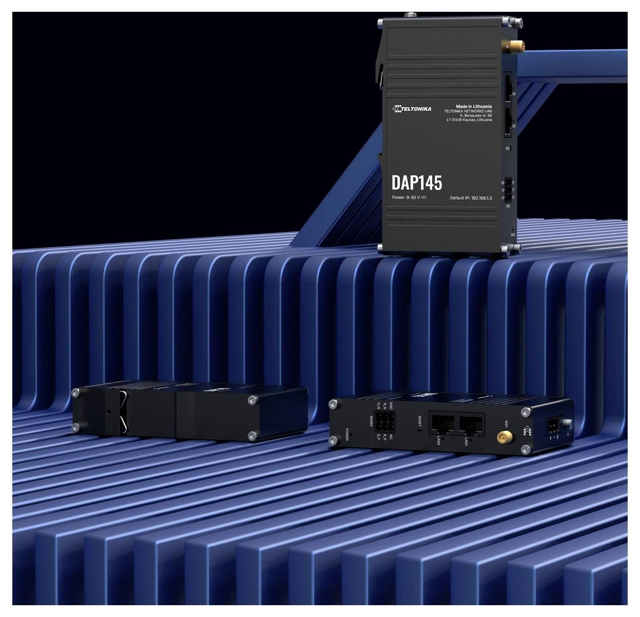 Drei schwarze elektronische Module auf einer blauen gerippten Oberfläche, einschließlich einer hohen Einheit mit der Bezeichnung „DAP145