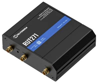 Teltonika RUT211 Industrie-Router mit drei Antennenports, auf weißem Hintergrund gezeigt.