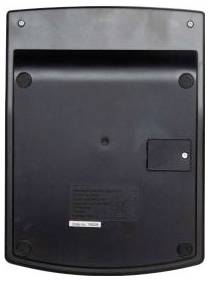 Rückseite eines schwarzen elektronischen Geräts mit Befestigungsschrauben, abgerundeten Ecken, zentralem Etikett und einer kleinen Batteriefachabdeckung auf der rechten Seite.