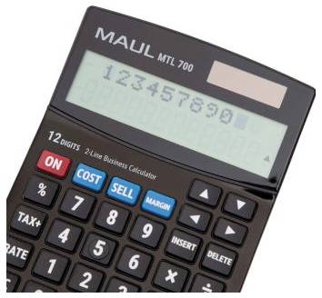 Nahaufnahme eines schwarzen MAUL MTL 700 Geschäftsrechners, der die Nummer 1234567890 anzeigt, mit sichtbaren Tasten für Kosten, Verkaufspreis, Marge, Steuern und Satz.