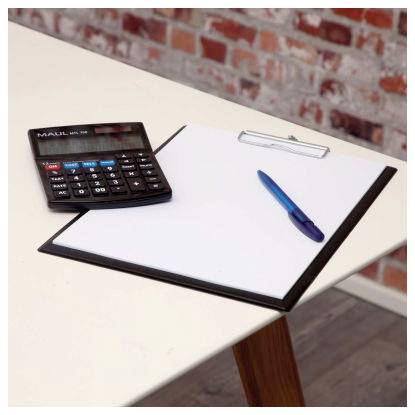 Klemmbrett mit leerem Papier, blauem Stift und Taschenrechner auf einem Tisch, was auf Büro- oder Buchhaltungsarbeiten hindeutet.