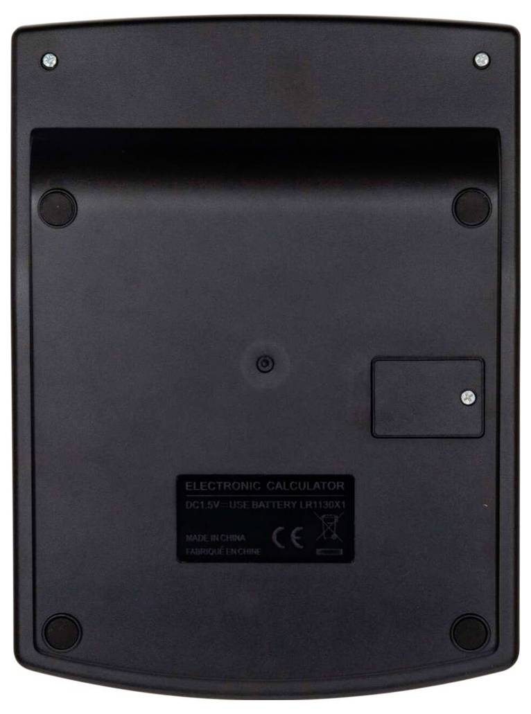 Rückseite eines elektronischen Taschenrechners mit Batteriefach, Schrauben und Etikett auf einem schwarzen Kunststoffgehäuse.