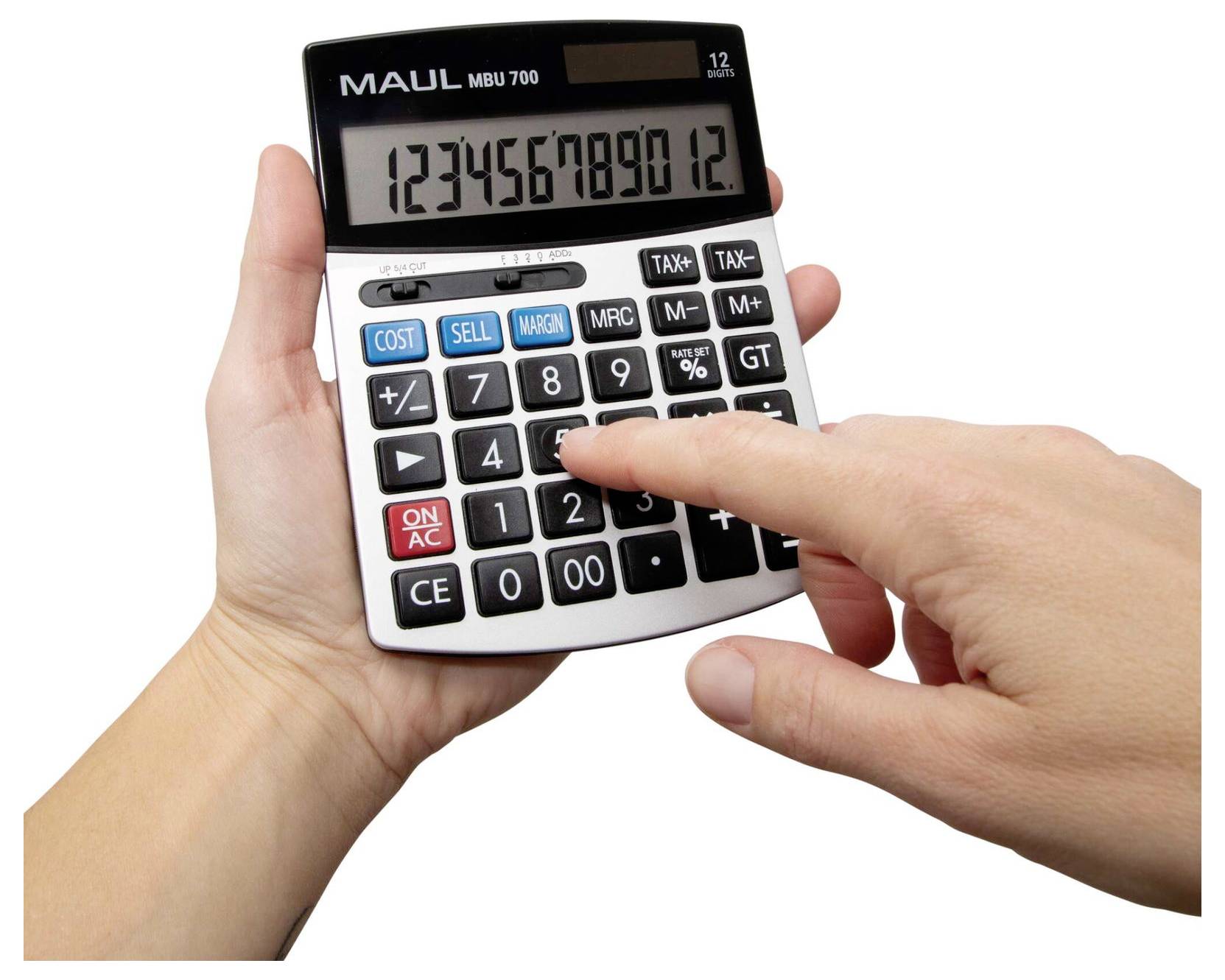 Hände, die einen wissenschaftlichen Taschenrechner verwenden, wobei ein Finger eine Zahlentaste drückt und das Display 123456789012 anzeigt.