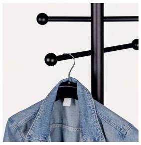 Jeansjacke, die auf einem schwarzen Kleiderständer mit runden Haken vor einem einfachen, hellen Hintergrund hängt.