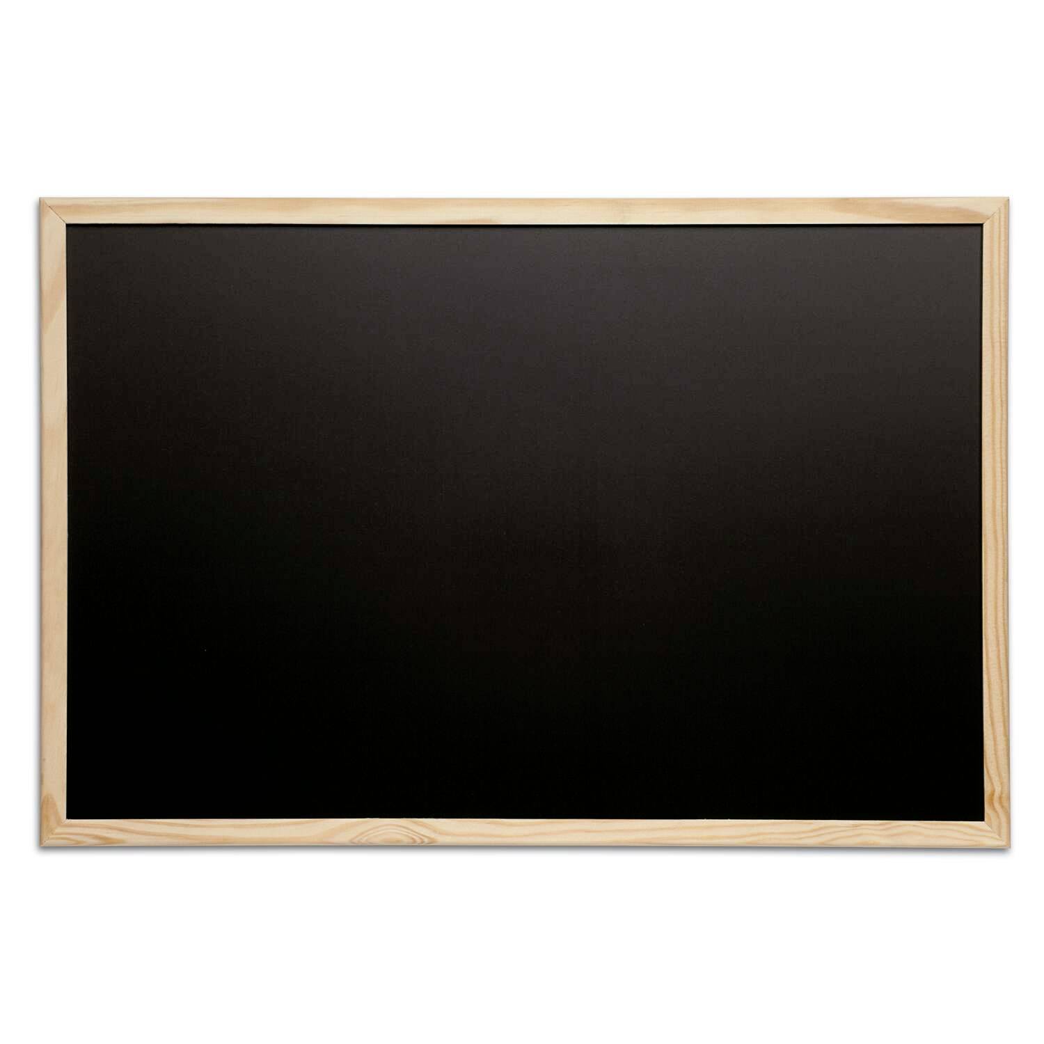 Leere Tafel mit hellem Holzrahmen auf weißem Hintergrund.