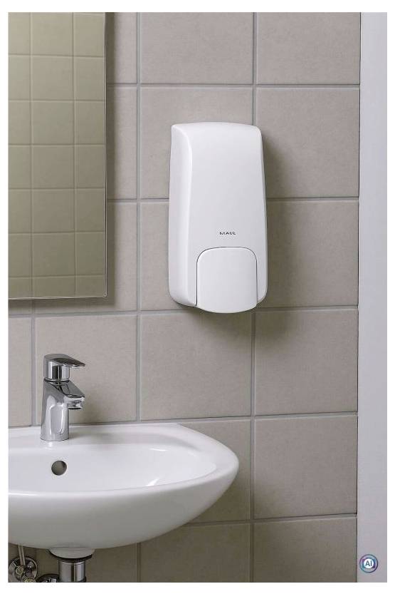 An der Wand montierter weißer Seifenspender über einem Waschbecken in einem gefliesten Badezimmer, mit einem teilweise sichtbaren Wasserhahn und Spiegel.