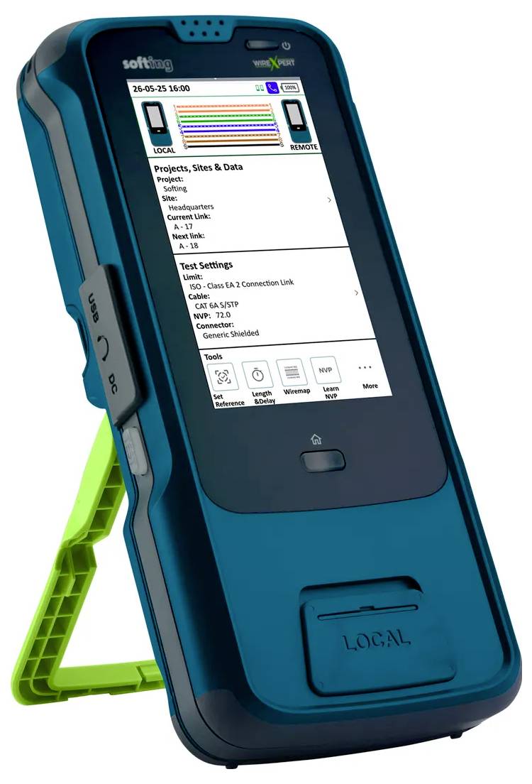 Tragbares robustes Netzwerk-Testgerät mit Touchscreen, das Verbindungsstatus, Projektdetails und Testeinstellungen anzeigt und auf einem grünen Ständer steht.