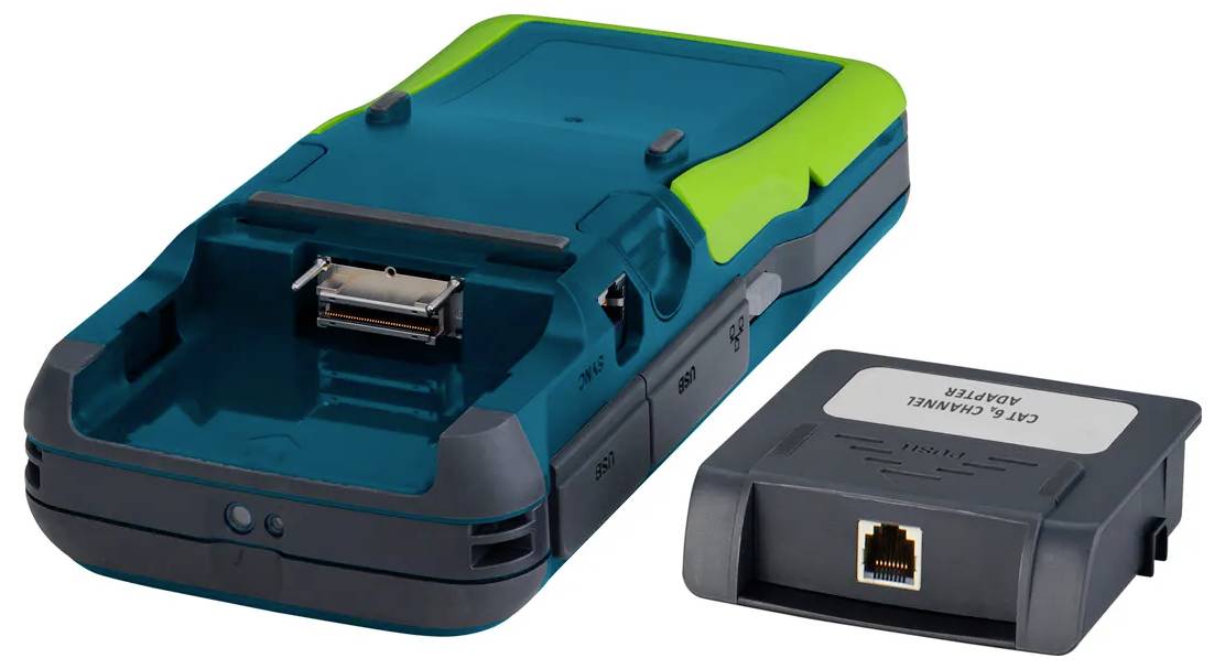 Tragbares elektronisches Testgerät mit zwei Zubehörmodulen, einschließlich eines Kameraadapters mit Ethernet-Anschluss, dargestellt auf weißem Hintergrund.