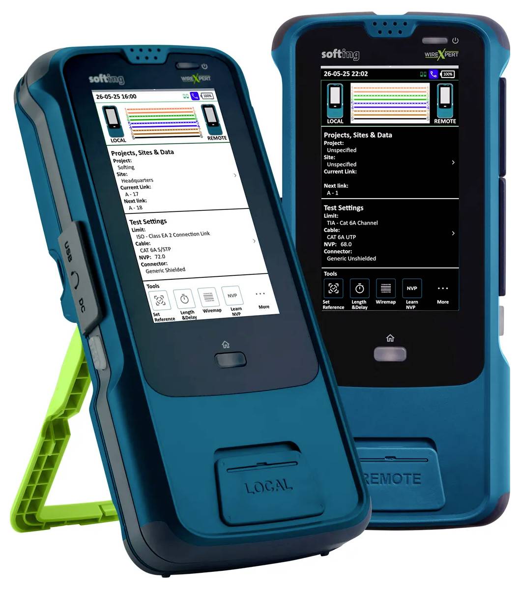Zwei robuste tragbare Netzwerktester, einer mit einer hellen Benutzeroberfläche und einer mit einer dunklen Benutzeroberfläche, mit den Bezeichnungen „LOCAL