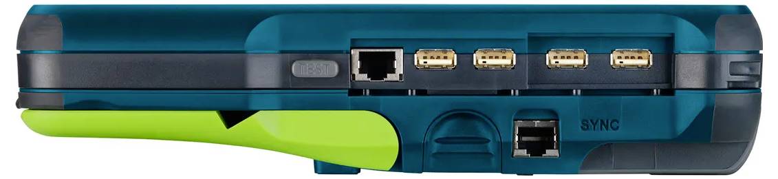 Seitenansicht eines tragbaren Geräts mit Anschlüssen und Steckverbindern: Ethernet-Buchse, vier USB-Anschlüsse, eine Sync-Beschriftung und ein zentraler Anschluss auf einem blau-grünen Gehäuse.