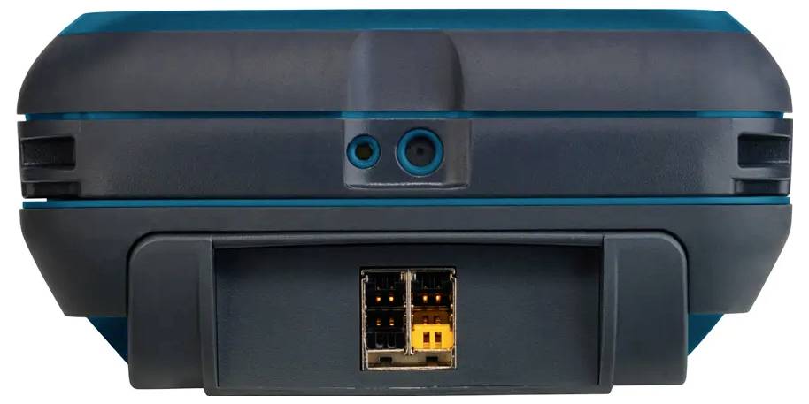 Kompaktes dunkelgraues elektronisches Gerät mit einem vorderen Ethernet-Anschluss und zwei kreisförmigen Steckverbindern, vor weißem Hintergrund dargestellt.