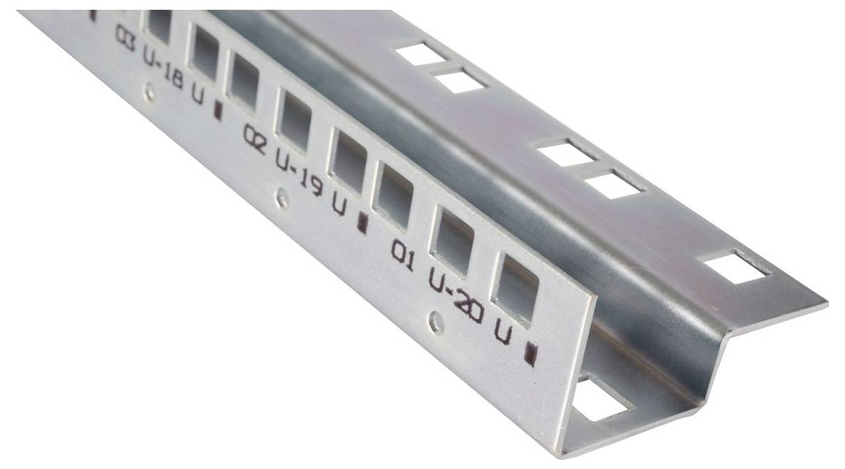 Metallmontagesschiene mit beschrifteten Schlitzen und rechteckigen Ausschnitten, diagonal auf weißem Hintergrund dargestellt.