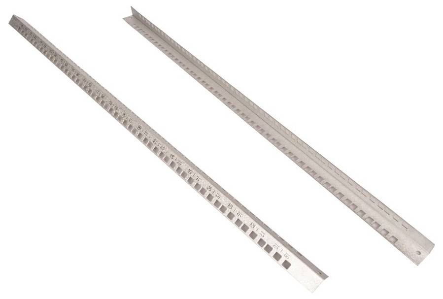Zwei lange Metalllinale mit Messskalen, diagonal auf weißem Hintergrund dargestellt.