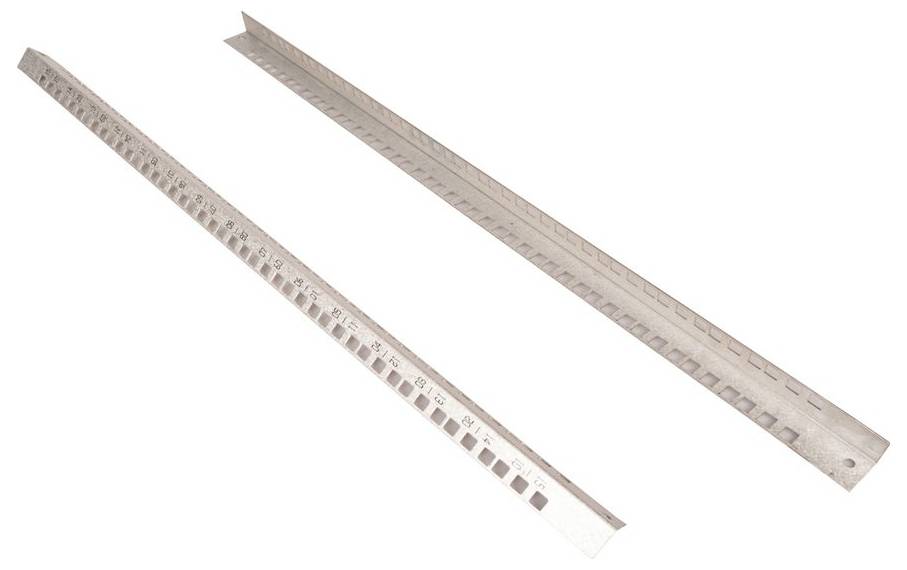 Zwei lange Metalllineale oder Messlehren sind diagonal auf weißem Hintergrund gekreuzt, jeweils mit Messskalen gekennzeichnet.