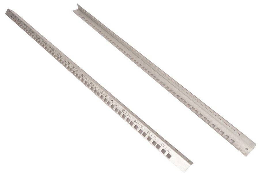 Zwei lange Metalllineale oder Messstäbe diagonal auf weißem Hintergrund angeordnet.