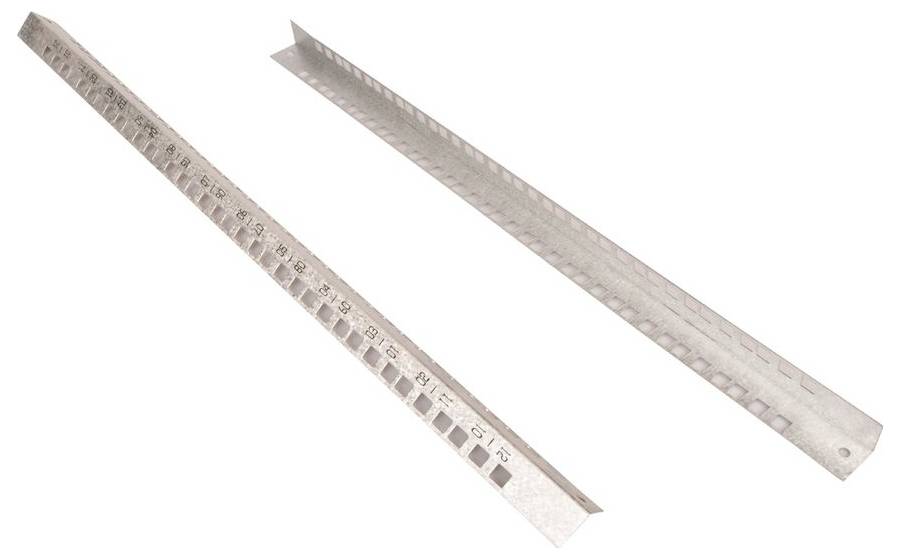 Zwei metallische linealähnliche Messstäbe diagonal auf weißem Hintergrund angeordnet, einer mit Zahlen und Ausschnittschlitzen gekennzeichnet.
