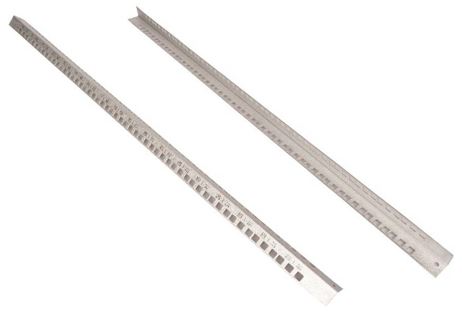 Zwei lange Metalllineale oder Messstäbe, die diagonal auf weißem Hintergrund angeordnet sind.