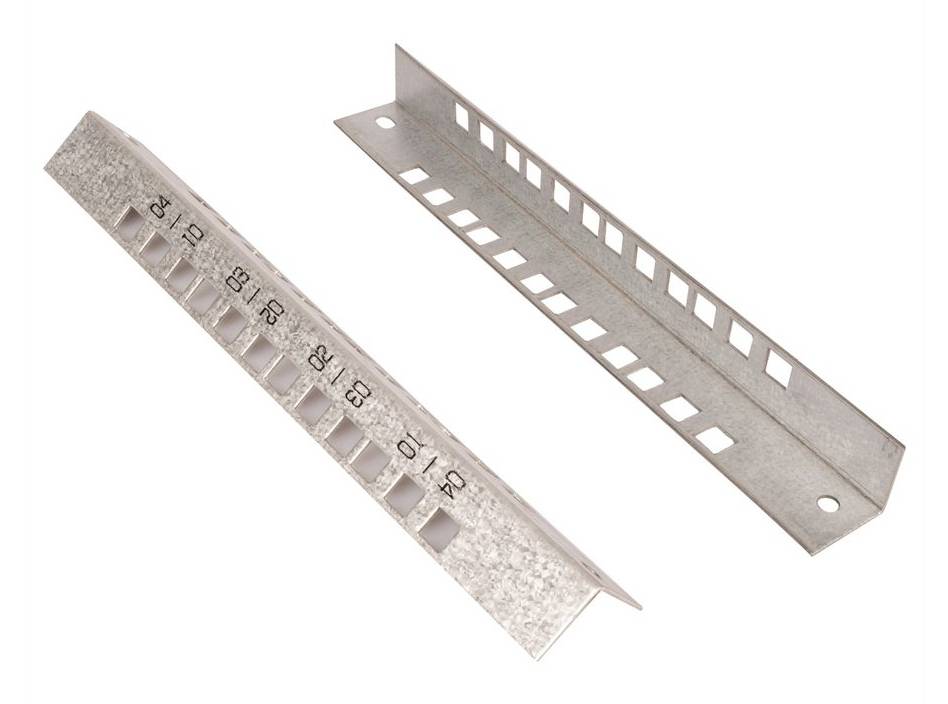 Zwei Metalleckleisten für Gipskartonplatten, eine mit rechteckigen Perforationen und gedruckten Maßstäben, auf weißem Hintergrund dargestellt.