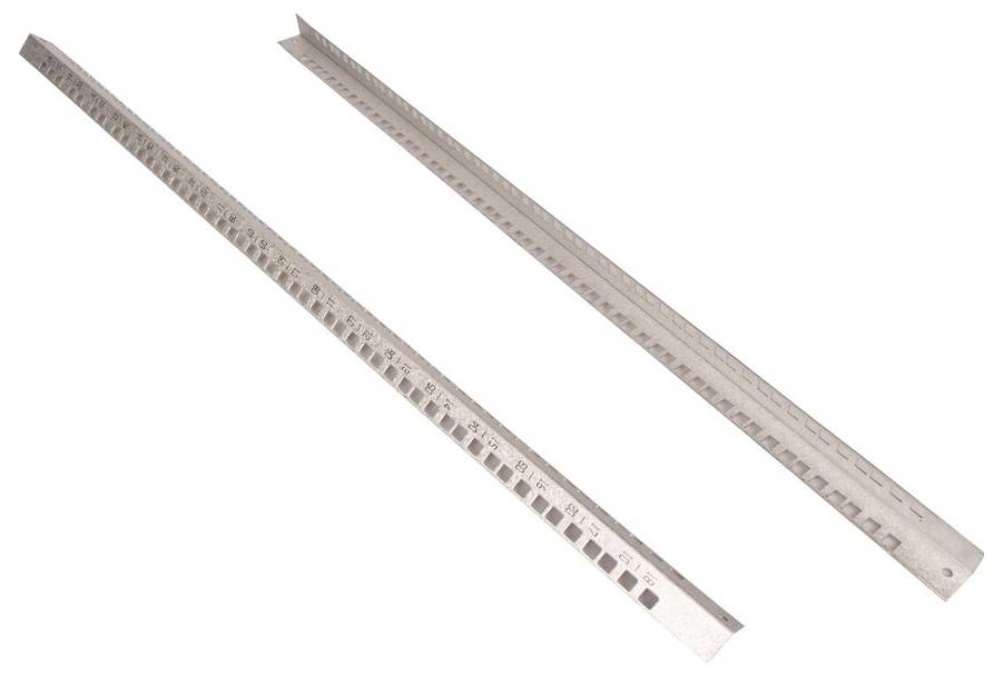 Zwei lange Metallmessstäbe oder Lineale, die diagonal auf weißem Hintergrund angeordnet sind.