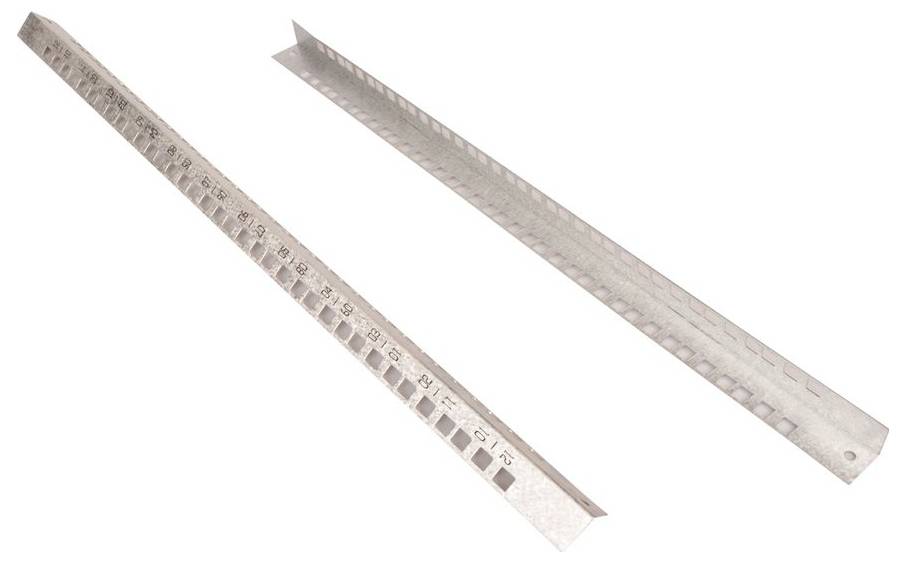 Zwei Metalllineale diagonal übereinander auf weißem Hintergrund, jedes mit Messskalen und ausgestanzten Formen gekennzeichnet.