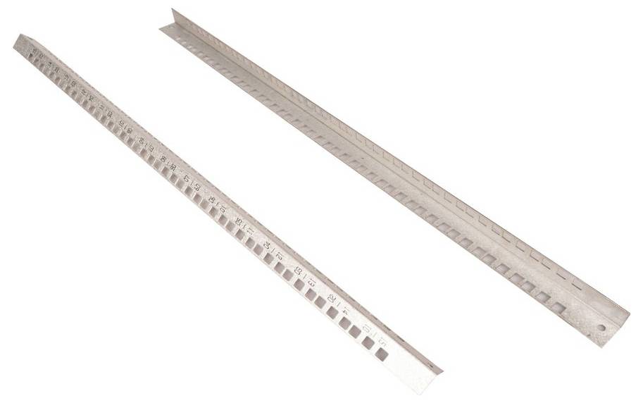 Zwei lange Metallmessstäbe oder Stahllineale, eines davon gelocht, diagonal gekreuzt auf weißem Hintergrund.