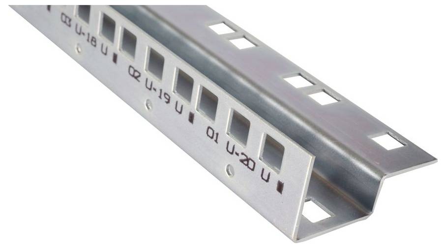 Metall-U-Profil-Schiene mit gekennzeichneten Schlitzen und Ausschnitten, in perspektivischer Ansicht auf weißem Hintergrund.