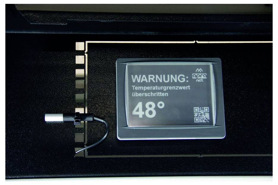 Elektronische Anzeige mit deutscher Warnung „WARNUNG: Temperaturgrenzwert überschritten