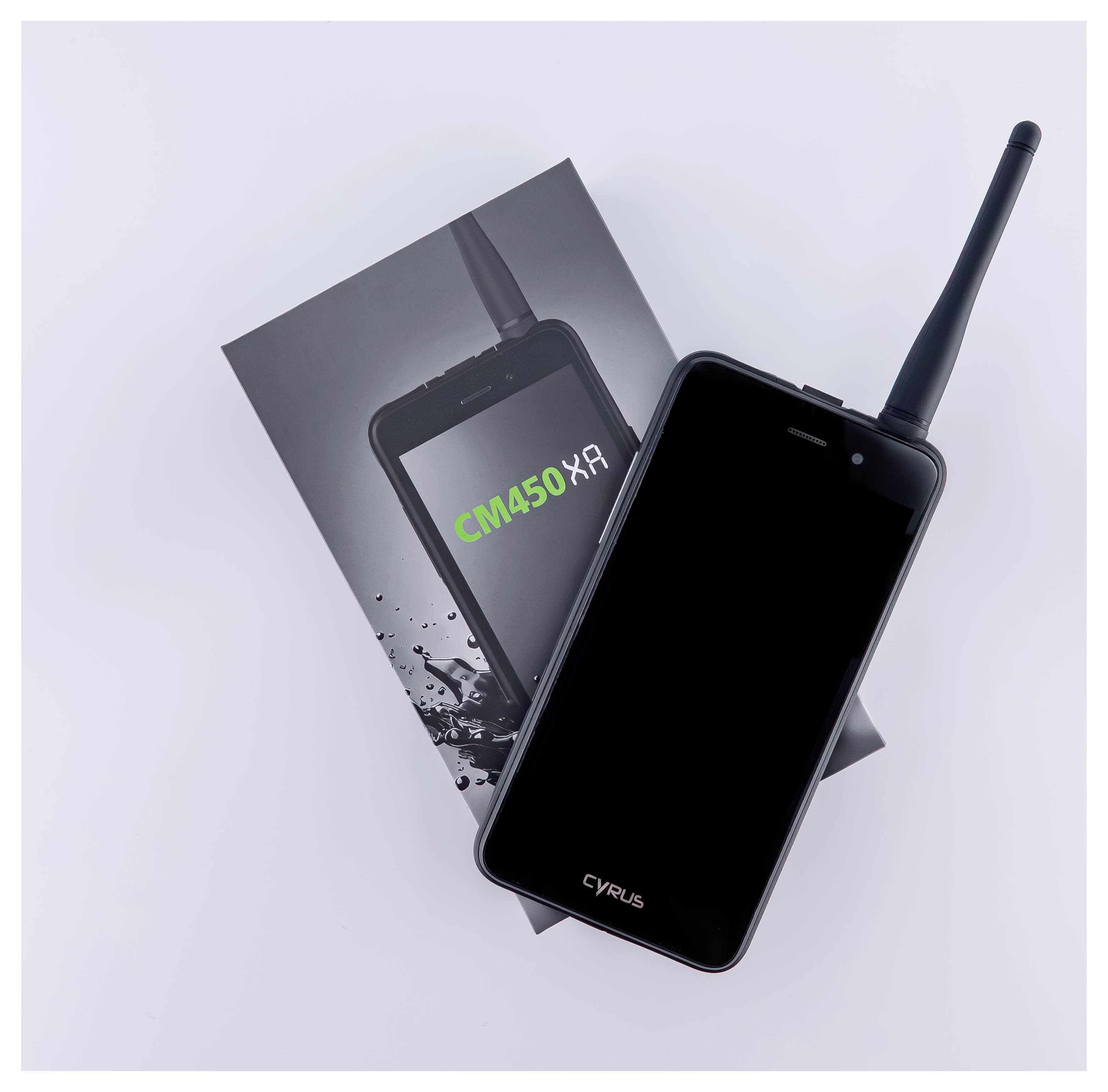 Robustes schwarzes Smartphone mit Antenne auf der Oberseite seiner Box, gekennzeichnet mit 
