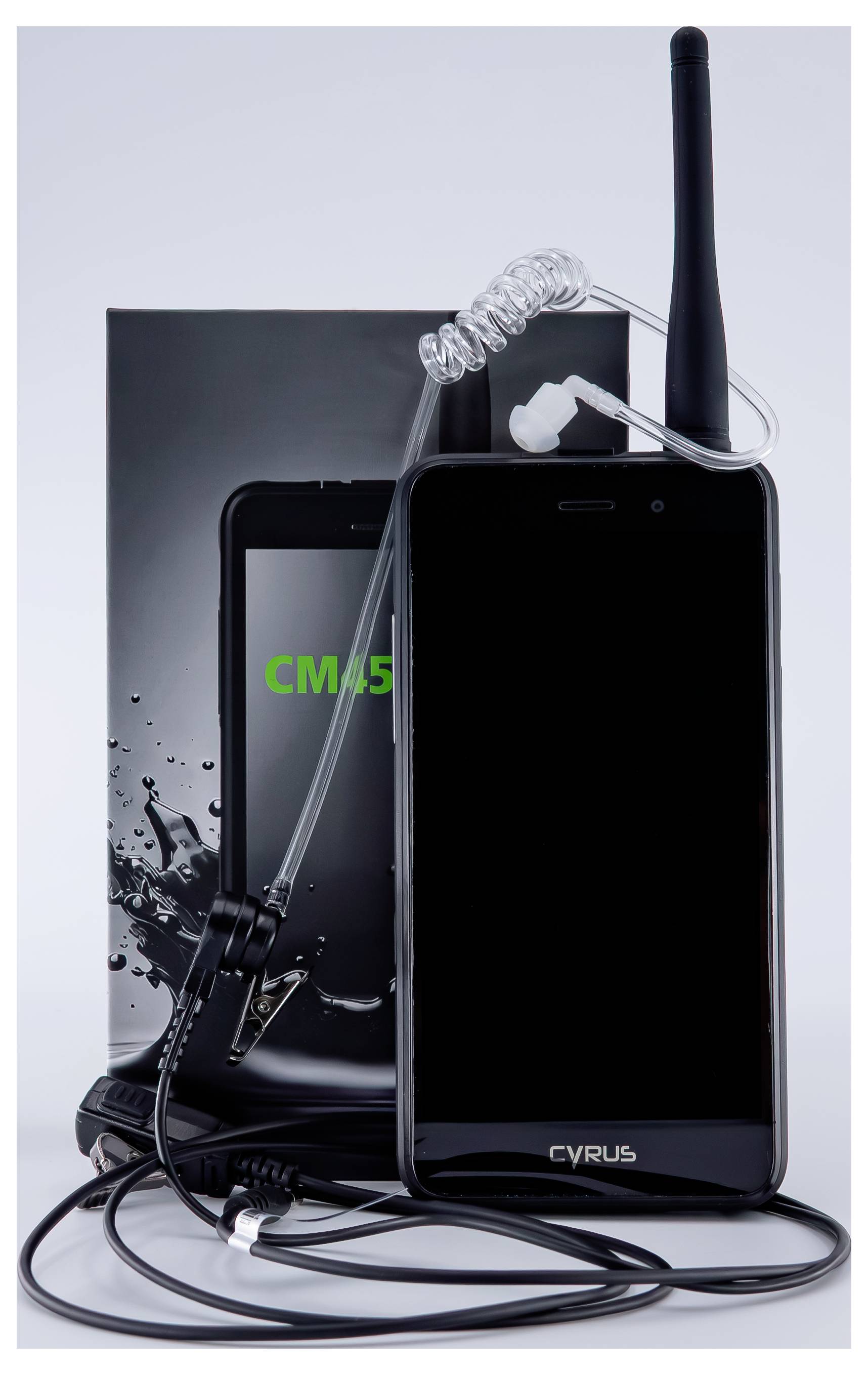 Zwei schwarze CYRUS-Outdoor-Smartphones mit langer Antenne und Spiralkopfhörer, dargestellt mit Kabeln vor einer mit CM/5 gekennzeichneten Schachtel.