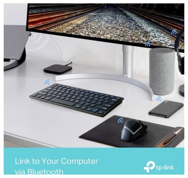 TP-Link-Anzeige zeigt eine Desktop-Einrichtung mit Tastatur, Maus, Telefon, Lautsprecher und Monitor, die 'Verbindung zu Ihrem Computer über Bluetooth' bewirbt.