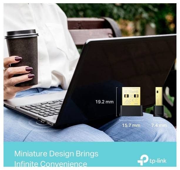TP-Link-Anzeige mit einem Laptop-Benutzer, der Kaffee hält und neben einem winzigen USB-Adapter sitzt, der mit 19,2 mm, 15,7 mm und 7,4 mm beschriftet ist, zusammen mit dem Slogan „Miniaturdesign bringt unendliche Bequemlichkeit