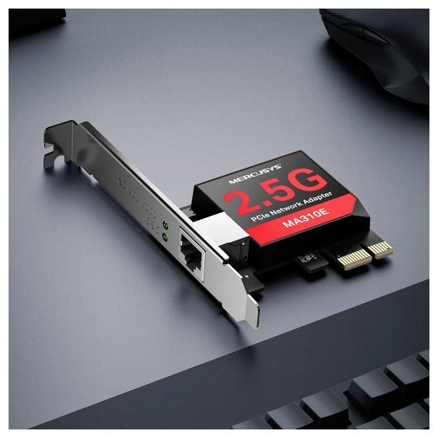 Mercusys 2.5G PCIe-Netzwerkadapterkarte auf einem Schreibtisch, gezeigt in Nahaufnahme mit Metallhalterung und Ethernet-Anschluss.