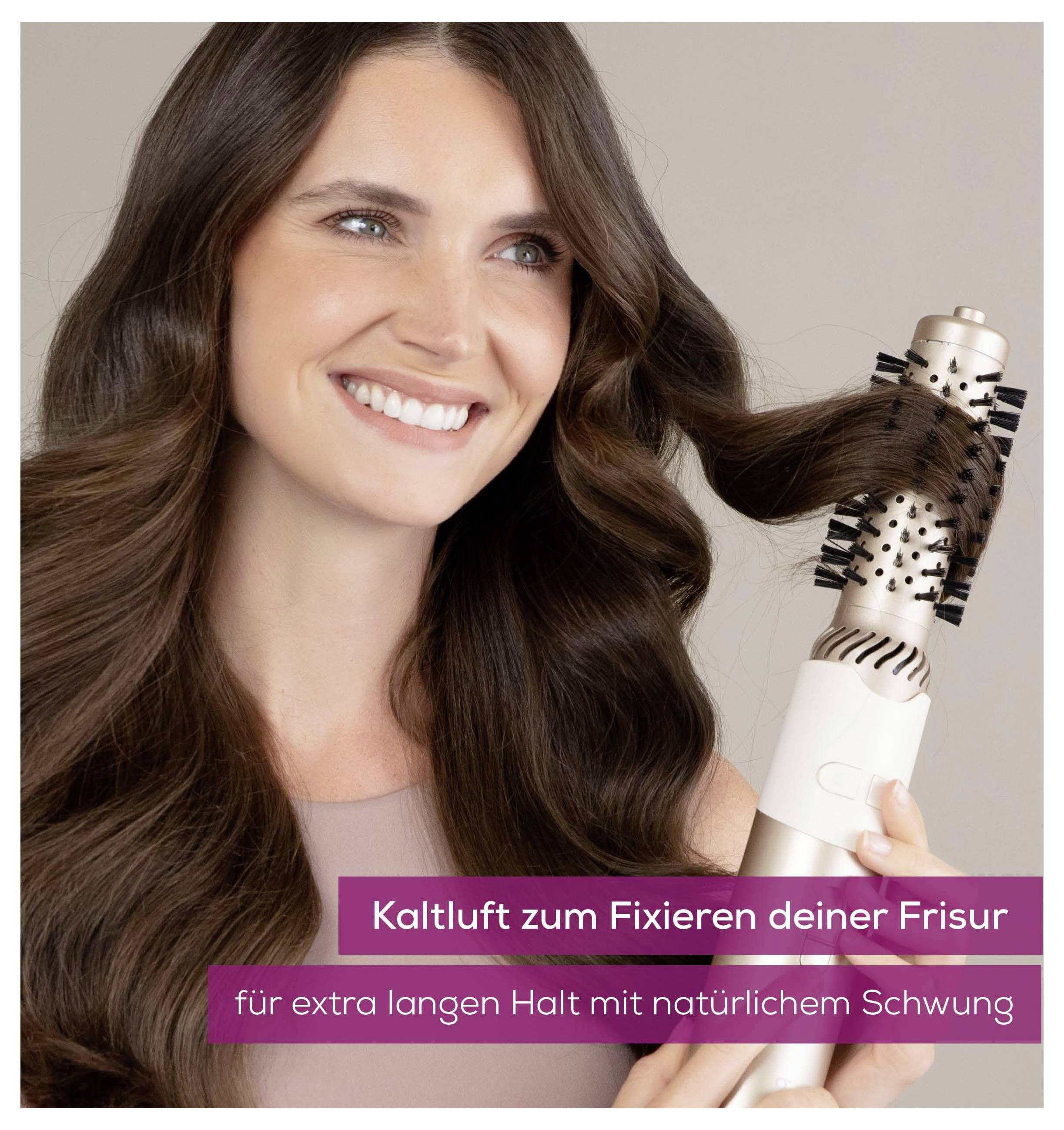 Frau stylt lockiges Haar mit einer Rundbürste; Text: 'Kaltluft zum Fixieren deiner Frisur' und 'für extra langen Halt mit natürlichem Schwung'.