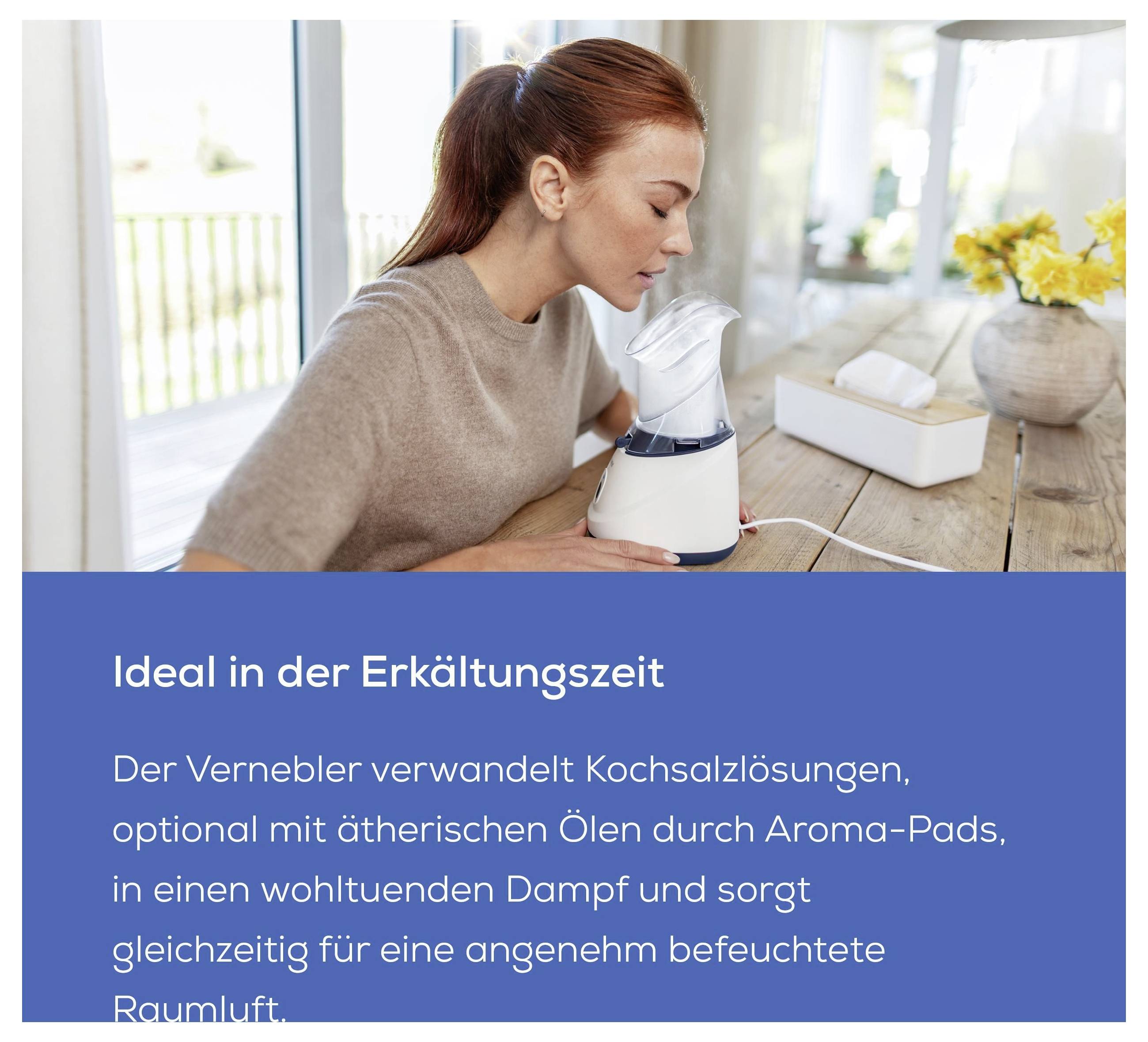Frau nutzt einen Vernebler für Kochsalzlösung; Werbetext: 'Ideal in der Erkältungszeit' und Hinweis auf befeuchtete Raumluft mit Aroma-Pads.