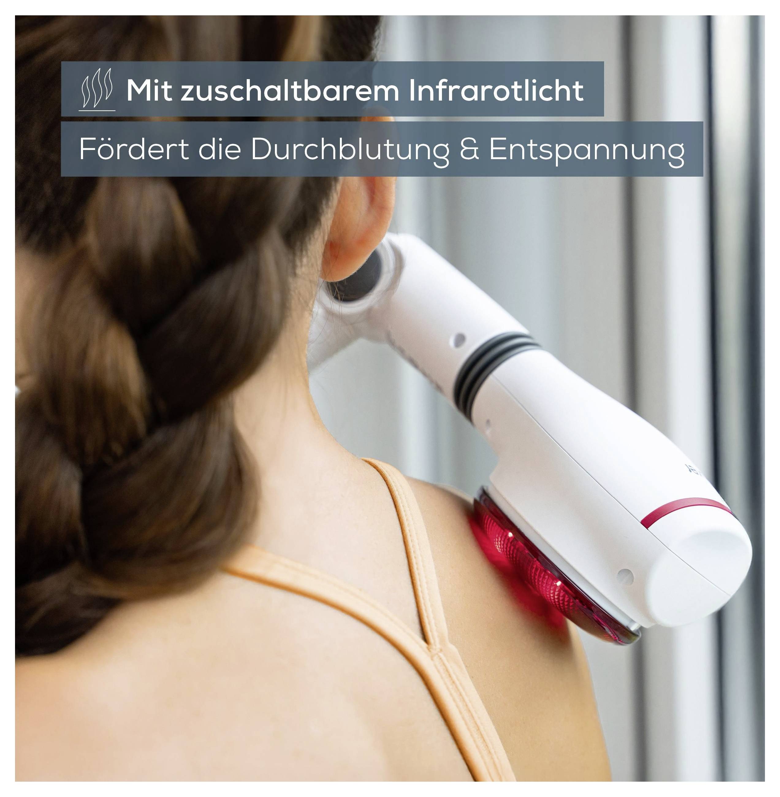 Frau erhält mit einem Handgerät schaltbares Infrarotlicht an Nacken und Schulter; Text: 'Mit zuschaltbarem Infrarotlicht' und 'Fördert die Durchblutung & Entspannung'
