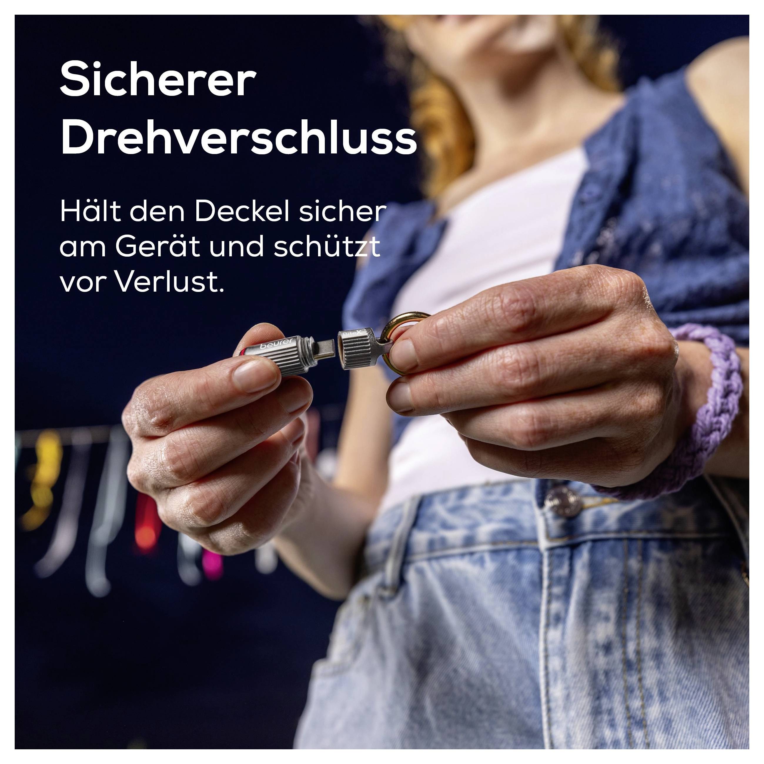 Person zeigt einen sicheren Drehverschluss; Text: 'Sicherer Drehverschluss' und 'Hält den Deckel sicher am Gerät und schützt vor Verlust.'