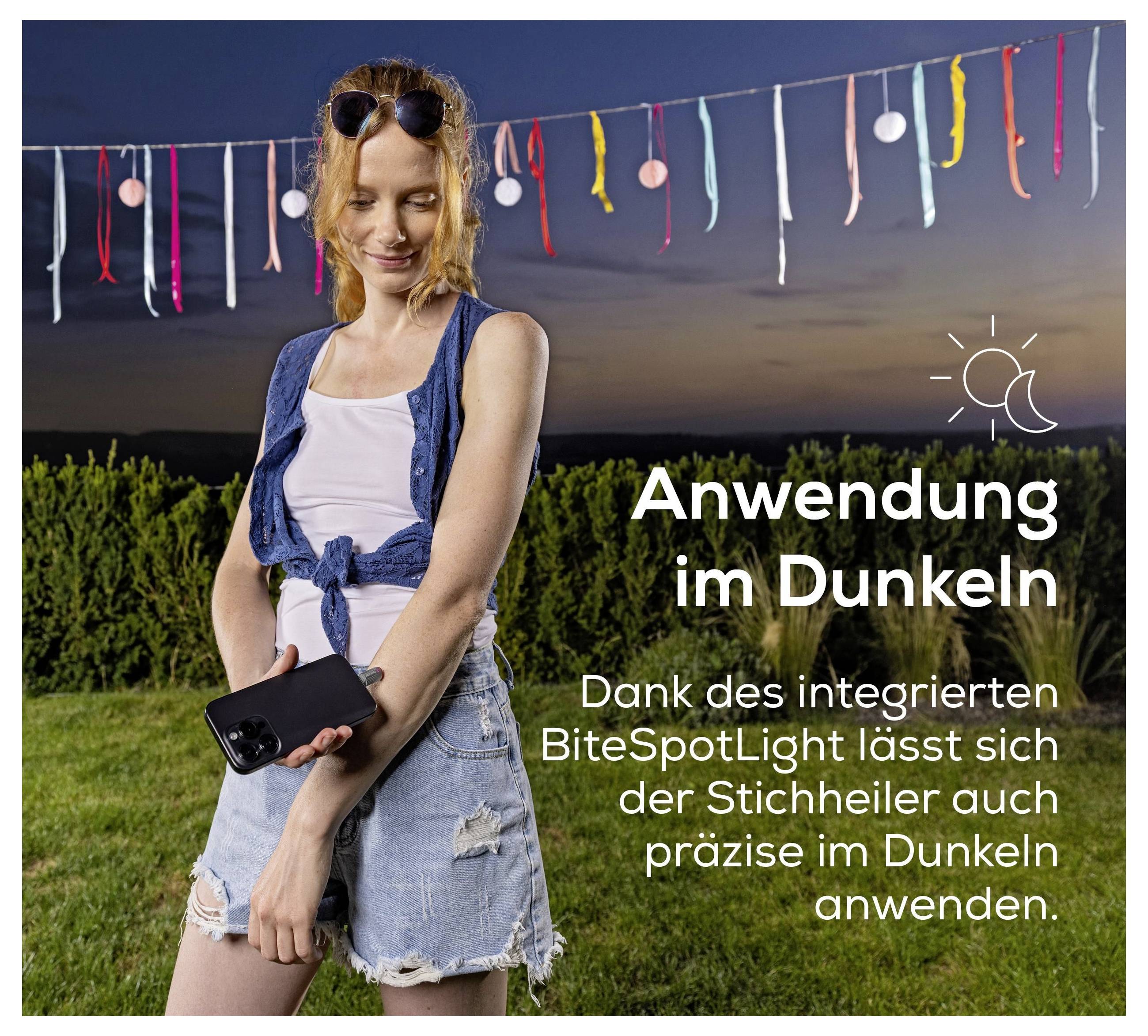 Frau im Garten bei Dämmerung demonstriert ein Handy mit integrierter Beleuchtung; Text: 'Anwendung im Dunkeln' und Hinweis auf präzise Anwendung des Stichheilers im Dunkeln.