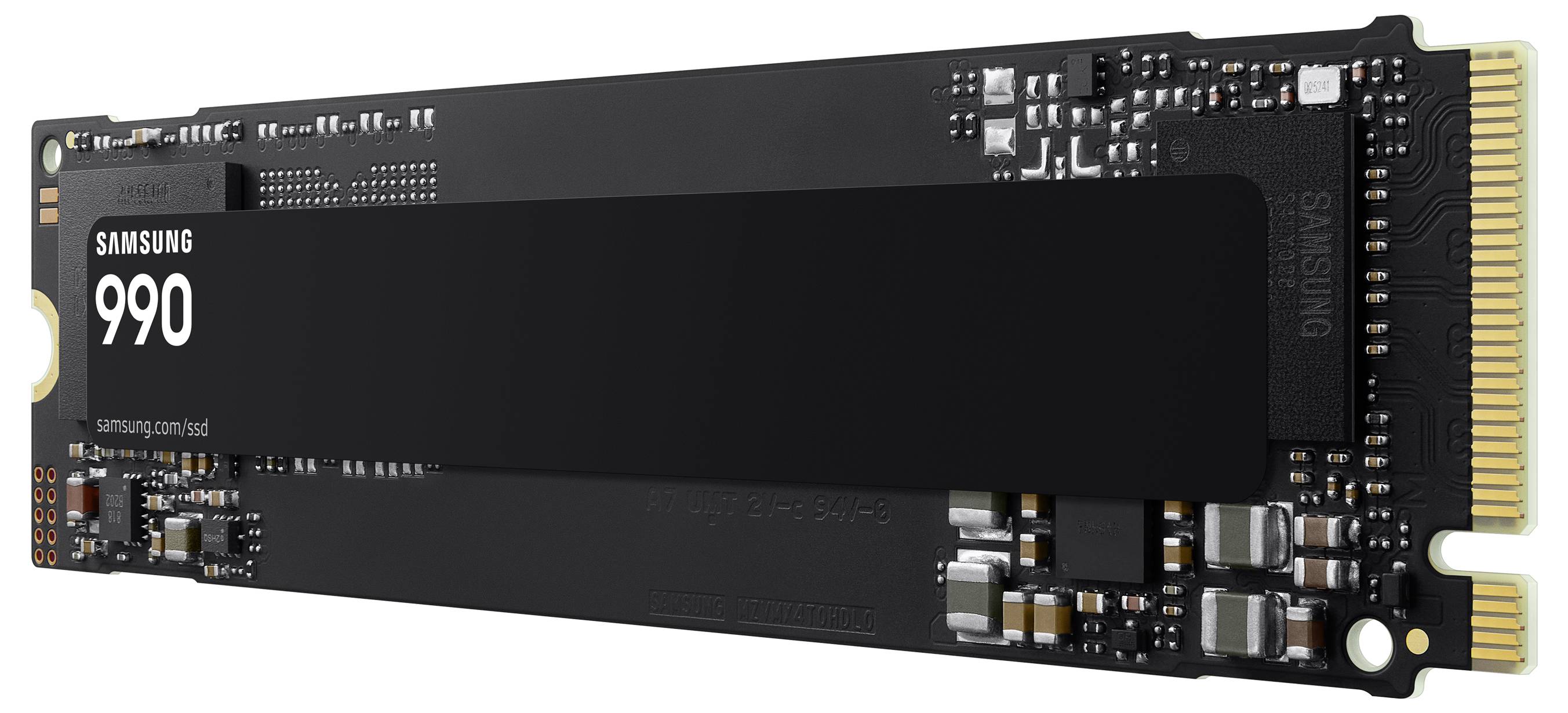 Ein Samsung 990 M.2 Solid-State-Laufwerk, das auf weißem Hintergrund gezeigt wird, mit dem sichtbaren Etikett auf der schwarzen Leiterplatte.