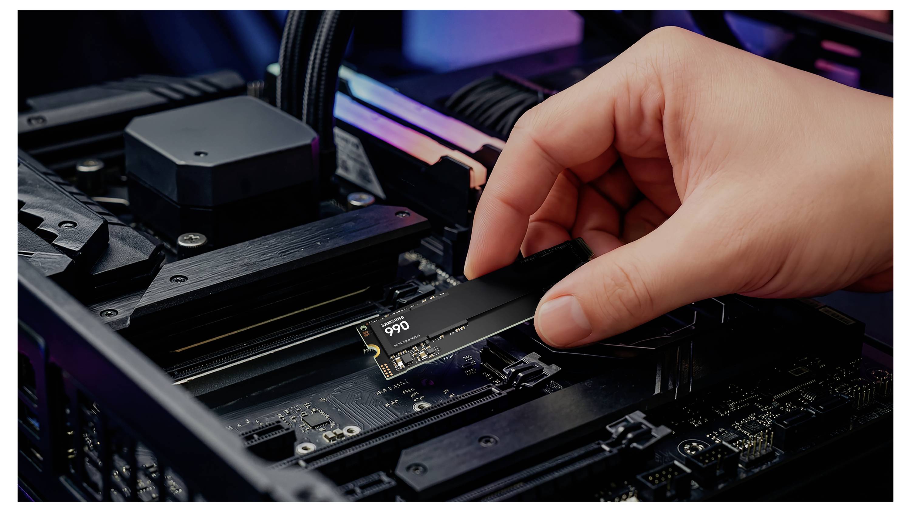 Eine Hand führt eine M.2-SSD in ein Motherboard eines Desktop-Computers in einem offenen PC-Gehäuse ein.