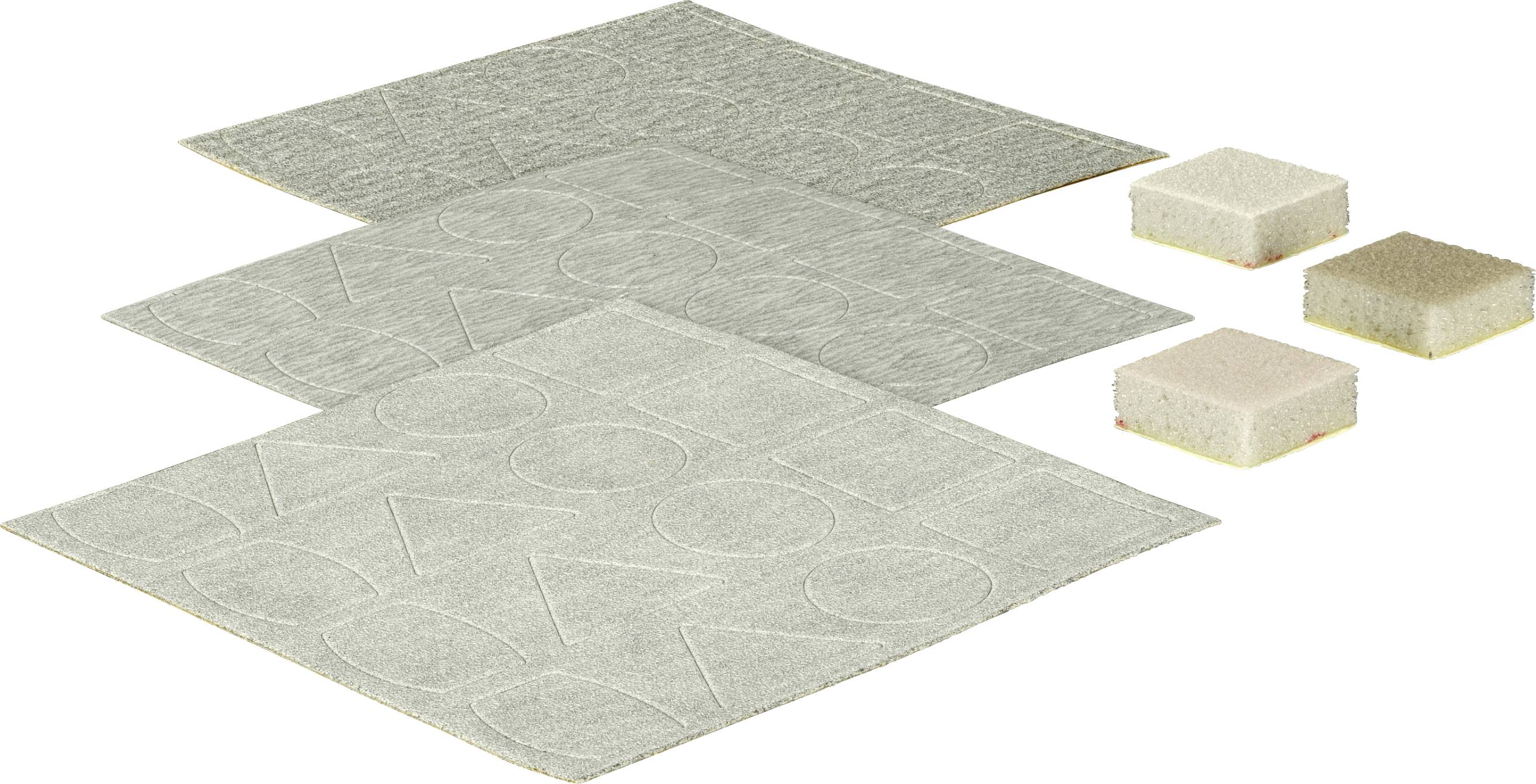 Drei mehrschichtige quadratische strukturierte Fliesen in Grautönen, mit drei kleinen rechteckigen Schaumstoffblöcken auf der rechten Seite, die einen Material- oder Größenvergleich suggerieren.
