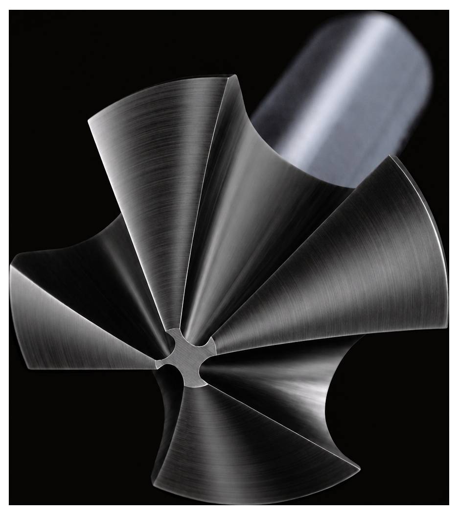 Nahaufnahme eines glänzenden Metallläufers oder Ventilatorflügels mit mehreren gekrümmten Blättern auf schwarzem Hintergrund.