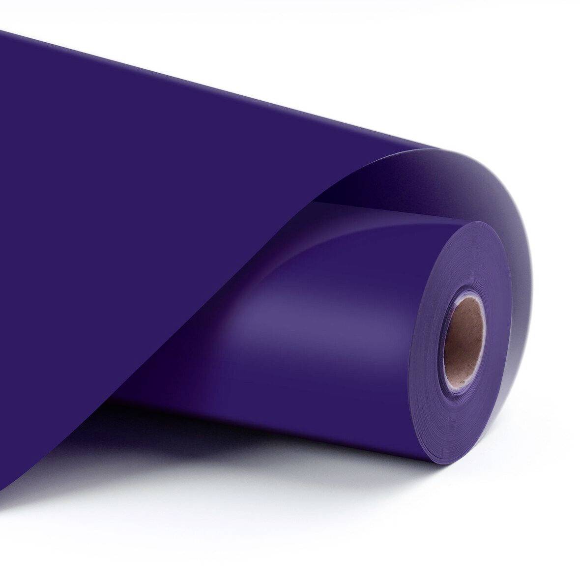 Aufgerolltes violettes Stoff- oder Vinylblatt auf weißem Hintergrund, mit einem Ende abgewickelt.