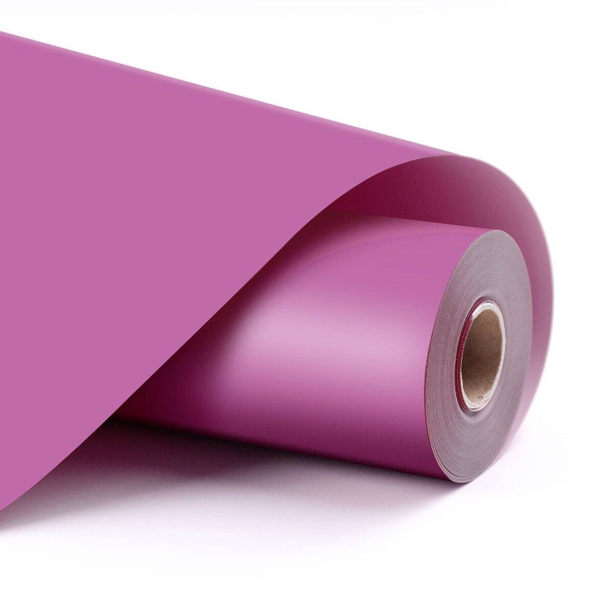 Rolle aus hellem rosa Geschenkpapier, teilweise abgerollt auf weißem Hintergrund.