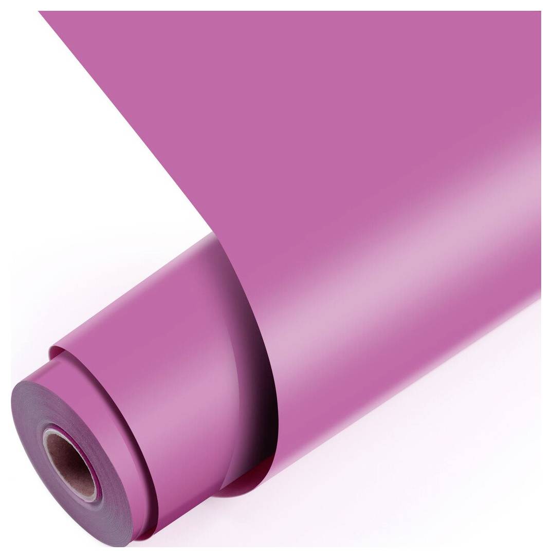Rolle aus rosa Papier oder Folie, teilweise abgewickelt auf weißem Hintergrund.